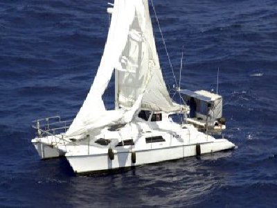 Un Catamarán fue encontrado a la Deriva con la Mesa Puesta y sin Tripulación