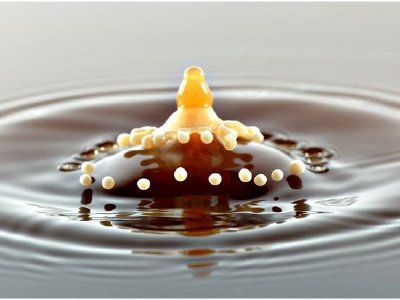 Impresionantes imágenes de una Gota de Leche en un Vaso de Café