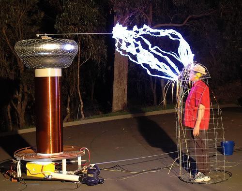 Imagen de una descarga eléctrica que no toca a una chica