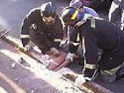 Hombre queda atrapado en una Alcantarilla por Intentar salvar unas Llaves