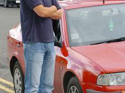 Se rompió un Tendón por Patearle las Bolas a un Delincuente