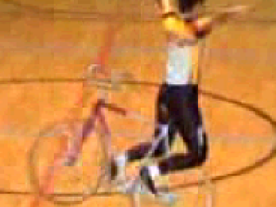 Impresionantes Acrobacias de una Mujer en Bicicleta!