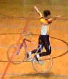 Acrobacias de una Mujer en Bicicleta