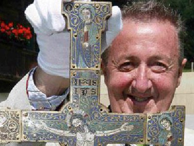 Encuentran Crucifijo robado en Régimen Nazi en la Basura