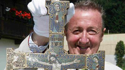 Recuperan crucifijo robado en regimen Nazi