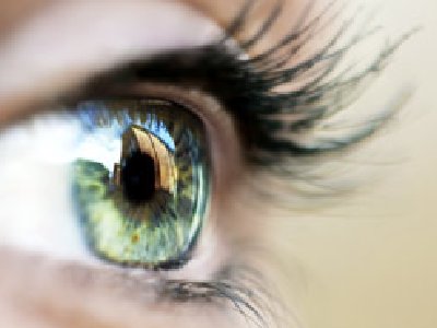 Logran insertar el primer ojo biónico en humanos