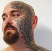 Vende su rostro para ganar dinero