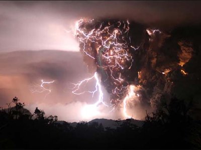 La fotografía de Chaitén que ronda Internet: Un rayo en la columna de humo