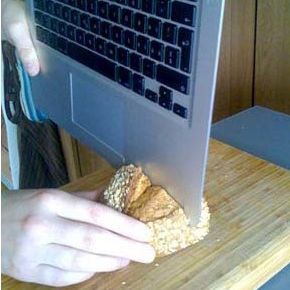 MacBook Air siendo usada para cortar pan