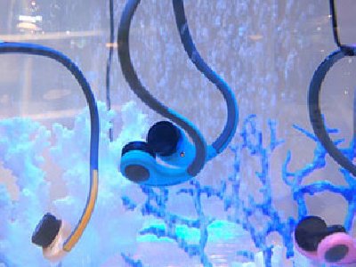Empresa japonesa vende auriculares que funcionan bajo el agua