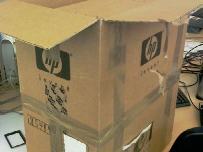 ¡Qué pedazo de embalaje que usa Hewlett Packard para enviar 32 hojas de Papel!
