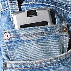 Imagen de un teléfono celular en el bolsillo