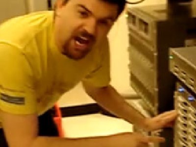 Gritarle a los discos duros mejora su latencia