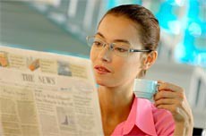 mujer leyendo noticias