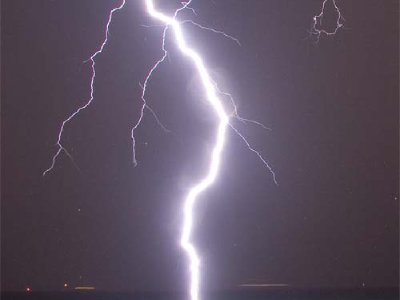 Impresionante fotografía de un rayo tomada a 40 metros de distancia