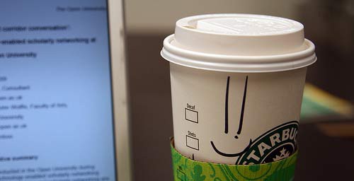 Café en Starbucks con Laptop