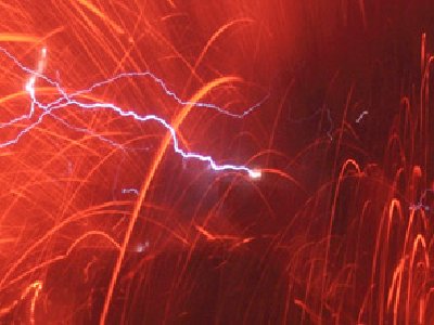 Impresionante imagen de un rayo sobre un volcán en erupción