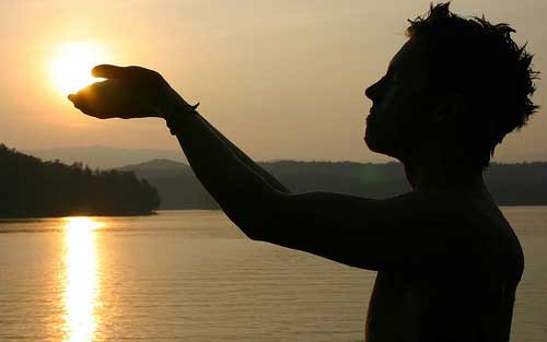 James sosteniendo el sol