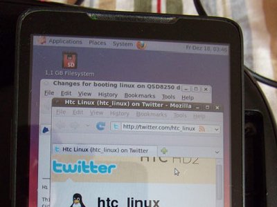HTC HD2 corriendo Ubuntu y conectado a un teclado y mouse reales