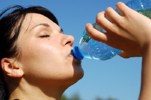mujer tomando agua mujer tomando agua