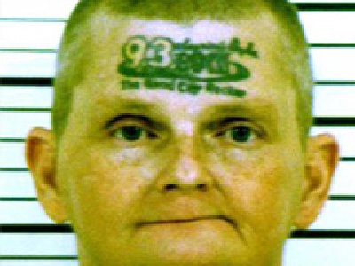 El Hombre que se tatuó la frente por error