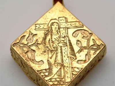 Niño de 13 años encuentra un tesoro usando el detector de metales