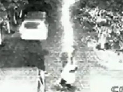 Video: Le caen dos rayos y sobrevive