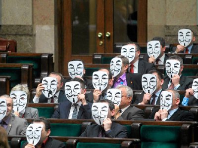 Legisladores polacos protestan con mascaras de Guy Fawkes