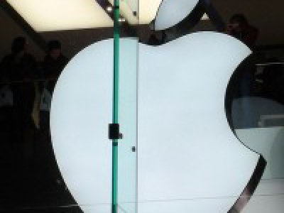 Anciana demanda a Apple por puertas de vidrio
