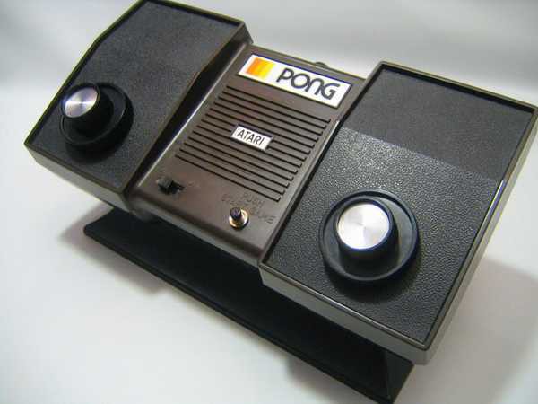 Imagen de la consola Atari con el juego Pong