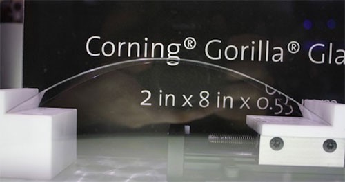 Una pantalla Gorilla Glass, doblada sin quebrarse