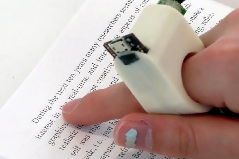 Anillo FingerReader en uso