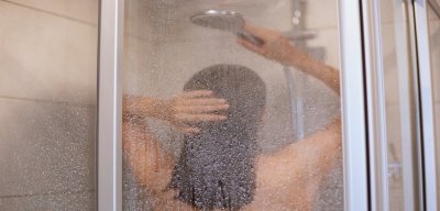 ¿Baño matutino o nocturno? La ciencia revela cuál es la mejor hora para ducharte