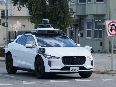 La policía de California detiene un Waymo autónomo por giro ilegal pero no puede multarlo