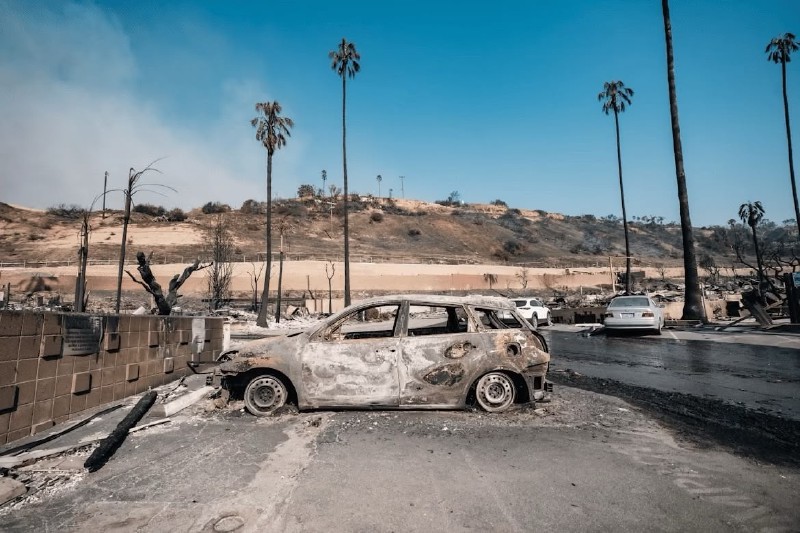 Un vehículo totalmente quemado en un Estacionamiento en Los Ángeles, California, en los incendios de principio de año Un vehículo totalmente quemado en un Estacionamiento en Los Ángeles, California, en los incendios de principio de año