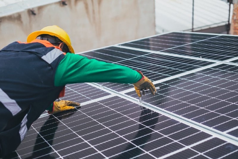 Un técnico instala un panel solar
