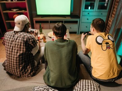 Diez horas semanales: el boom de los videojuegos entre jóvenes hombres