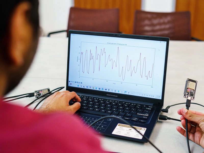Investigadores de UC Santa Cruz prueban el prototipo Pulse-Fi para medir ritmo cardíaco con Wi-Fi