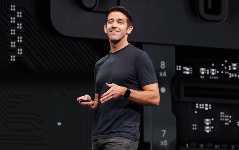 John Ternus, el jefe de ingeniería de hardware, emerge como el candidato principal para suceder a Tim Cook como CEO de Apple