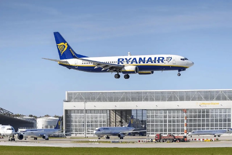 El Boeing 737-800 de Ryanair en un aeropuerto