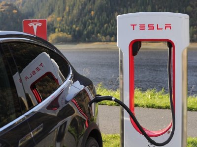Tesla logra ventas récord en vehículos, pero ganancias netas caen 37% en el trimestre